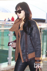 组图：f(x)宋茜皮衣皮裤秀帅气机场时尚