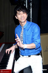 组图：光良为台湾小型演唱会彩排苦练琴艺