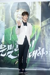 高清组图：金秀贤新片首映 花美男比谦虚钻桌子