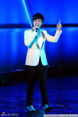 幻灯：世博会音乐盛典群星璀璨  张韶涵舞台失足