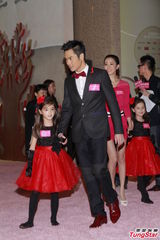 组图：郑嘉颖佘诗曼旧爱同台疑似复合