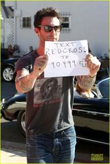 组图：魔力红骚当与女友用餐 遇狗仔举捐款纸牌