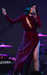 组图：杰西-J双开衩红裙PK凯莉-米洛