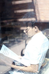 组图：胡夏白衣清新写真曝光 大显书生气质