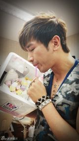 组图：韩团神话后台花絮搞怪 晒奖笑成花