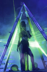 组图：蕾哈娜狂野献唱《美国偶像》总决赛