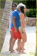 组图：坎贝尔与前任夫妻三人行 正室比基尼示威