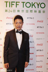 组图：李宗翰亮相东京 低调优雅显东方男子魅力   