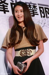 组图：李小璐贾乃亮孙菲菲等众星出席时尚活动