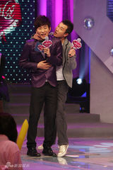 幻灯图：文章生日会“疯癫”全场 强吻主持人