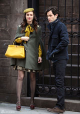 高清组图：莉顿-梅斯特街拍 斗篷大衣搭配花裙