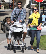 高清组图：杰西卡-阿尔芭一家四口外出其乐融融