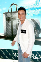 幻灯图：任达华收藏金银钻石打火机 被女儿强制戒烟