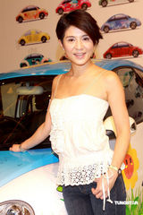 高清：杨采妮内地拍戏水土不服 小露香肩明显消瘦