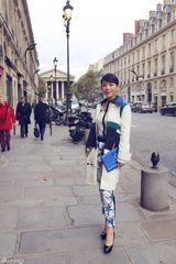 组图：车永莉巴黎时尚街拍 酷雅清新干练自然