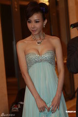 高清图：李桃真空礼服光抢镜 萧蔷酥胸半露险走光