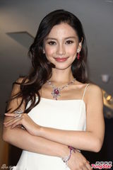 组图：Angelababy白裙优雅美艳 自曝想未婚生子