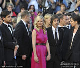 组图：邓斯特戛纳走秀紫红裙装简约亲切