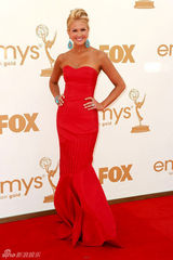 组图：艾美奖红毯 希-奥黛尔裹胸红裙明艳如火 