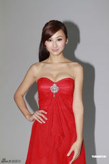 组图：港姐高海宁性感出镜 低胸红装秀浑圆半球