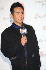 组图：张晓龙亮相街拍盛典黑衣硬朗