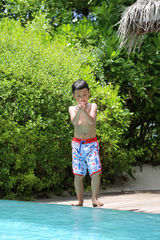 组图：孙悦海外度假照曝光 一家三口晒幸福