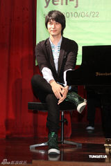 幻灯图：“完全创作新人”严爵发片 多次感动落泪