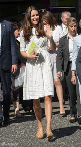 组图：凯特王妃白裙造访悉尼 摇曳生姿笑容灿烂