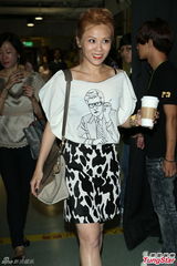 组图：李宗盛桃红衬衫开唱 称林忆莲唱得更好