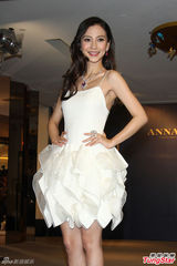 组图：Angelababy白裙优雅美艳 自曝想未婚生子