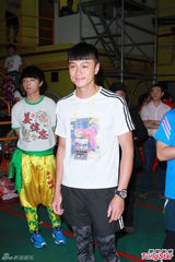 组图：黄浩然有意携子学舞狮