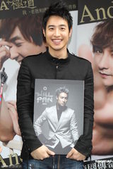 高清图：张世明新书大卖 潘玮柏现身庆功会力挺