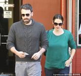 组图：阿弗莱克大胡子男人味十足 夫妇共度二人世界