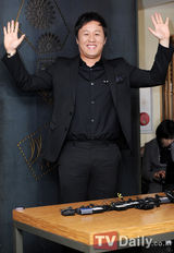 组图：韩星笑星郑俊河五月与小十岁女友结婚