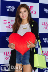 组图：郑京浩金素恩等捧爱心支持英国影片试映