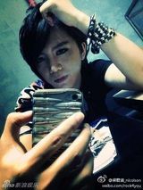 组图：好声音视觉美男梁君诺私照 网曝整容传言