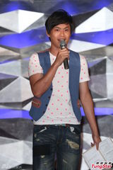 组图：周汤豪获粉丝荧光装庆生 母亲比莉姐抢镜