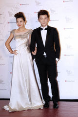 组图：大左闪亮时尚夜红毯 黑西装显绝佳气质