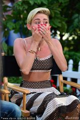 组图：麦莉-塞勒斯录早安美国 吐舌扮鬼脸卖萌