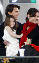 幻灯：阿汤哥尽享家庭欢乐 当众亲吻妻女大秀幸福