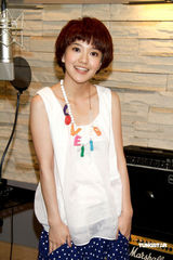 高清图集：郭采洁忙出内伤 抱伤录音泪洒当场