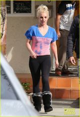 组图：布兰妮与新男友现身 烟熏浓妆难掩老态