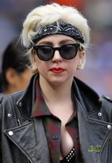 幻灯图：Lady gaga铆钉装看棒球赛 不满球员竖中指