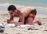组图：英国跳水正太戴利海滩度假 身材略显发福