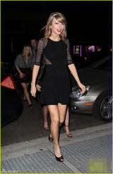 组图：斯威夫特镂空裙性感 腿部现奇怪红斑