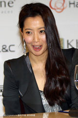 幻灯图集：金喜善成专属模特 黑色西装优雅登场