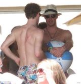 组图：哈里王子再搞泳池派对 泳装美女如云