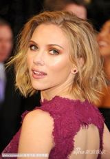 组图：斯嘉丽-约翰逊红毯秀 镂空蕾丝长裙典雅大方 