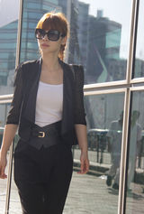 组图：柳岩为首映赴港置装 黑超白T演绎别样性感