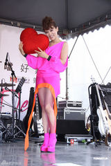 组图：丁当签唱会目睹男男热吻 称很想谈恋爱